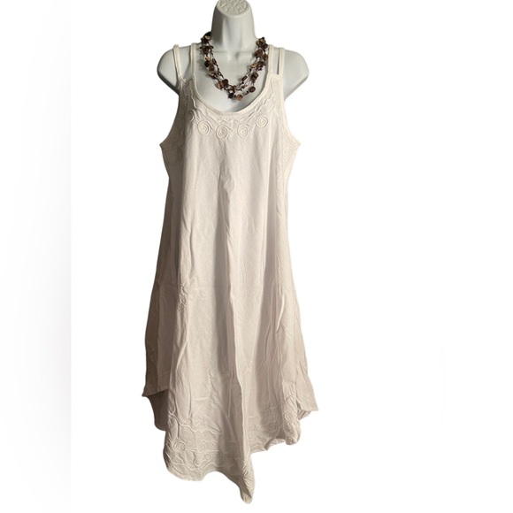 Dresses & Skirts - WHiTE SIMPLE COMFORTABLE DRESS.   BL/RD 13.  12603